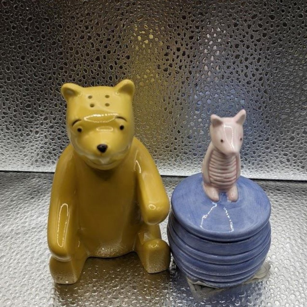 VINTAGE WINNIE THE POOH AND PIGLET ON HONEY POT SALT AND PEPPER SHAKERS